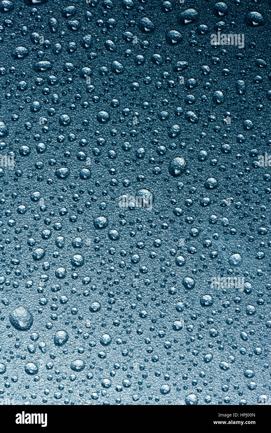 Wasserblasen auf ein blaues Glas Stockfoto