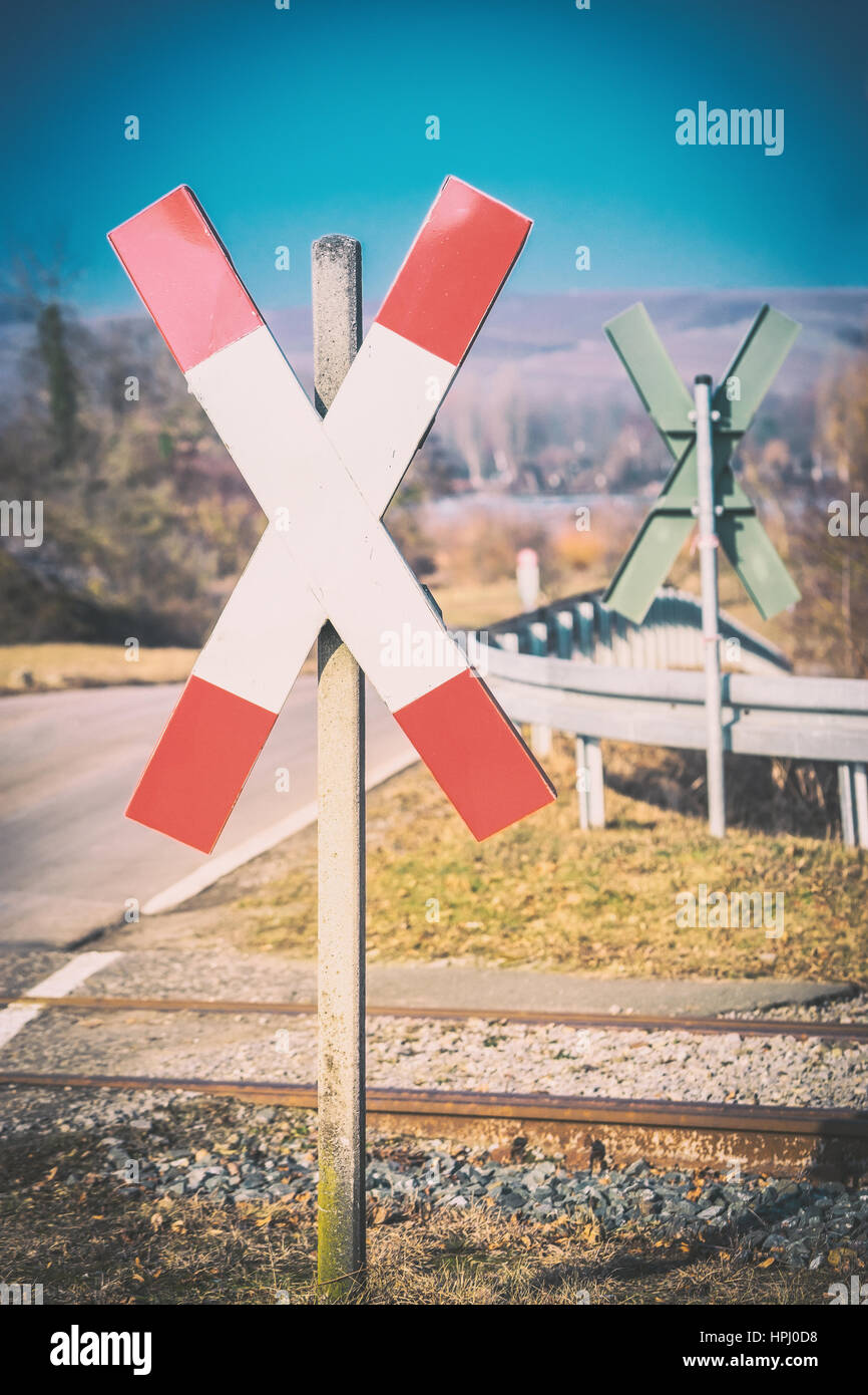 Diagonalen Kreuz Zeichen vor der Schienen Stockfoto