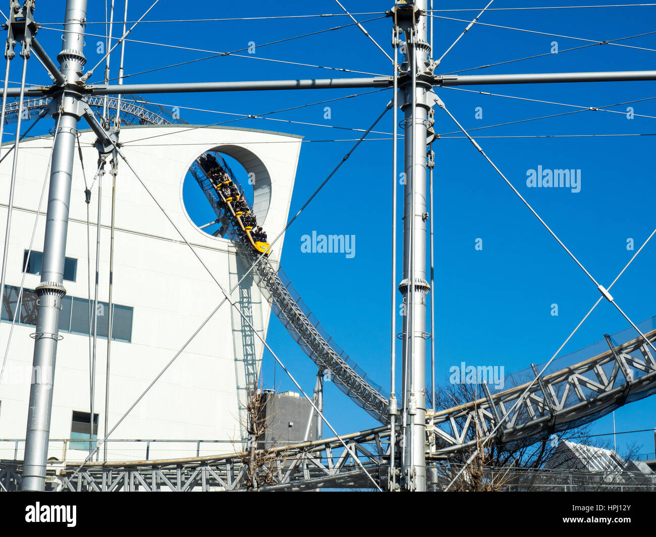 Die Thunder Dolphin Achterbahn im Tokyo Dome City Attraktionen Freizeitpark, Tokio. Stockfoto