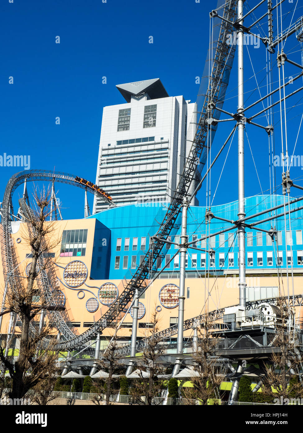 Die Thunder Dolphin Achterbahn im Tokyo Dome City Attraktionen Freizeitpark, Tokio. Stockfoto