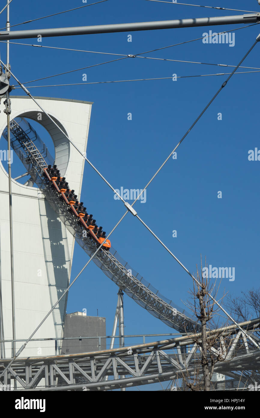 Die Thunder Dolphin Achterbahn im Tokyo Dome City Attraktionen Freizeitpark, Tokio. Stockfoto