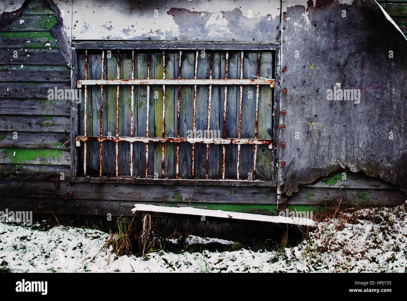 Bars im alten Fenster vergessen Ferienhaus in Polen. Stockfoto