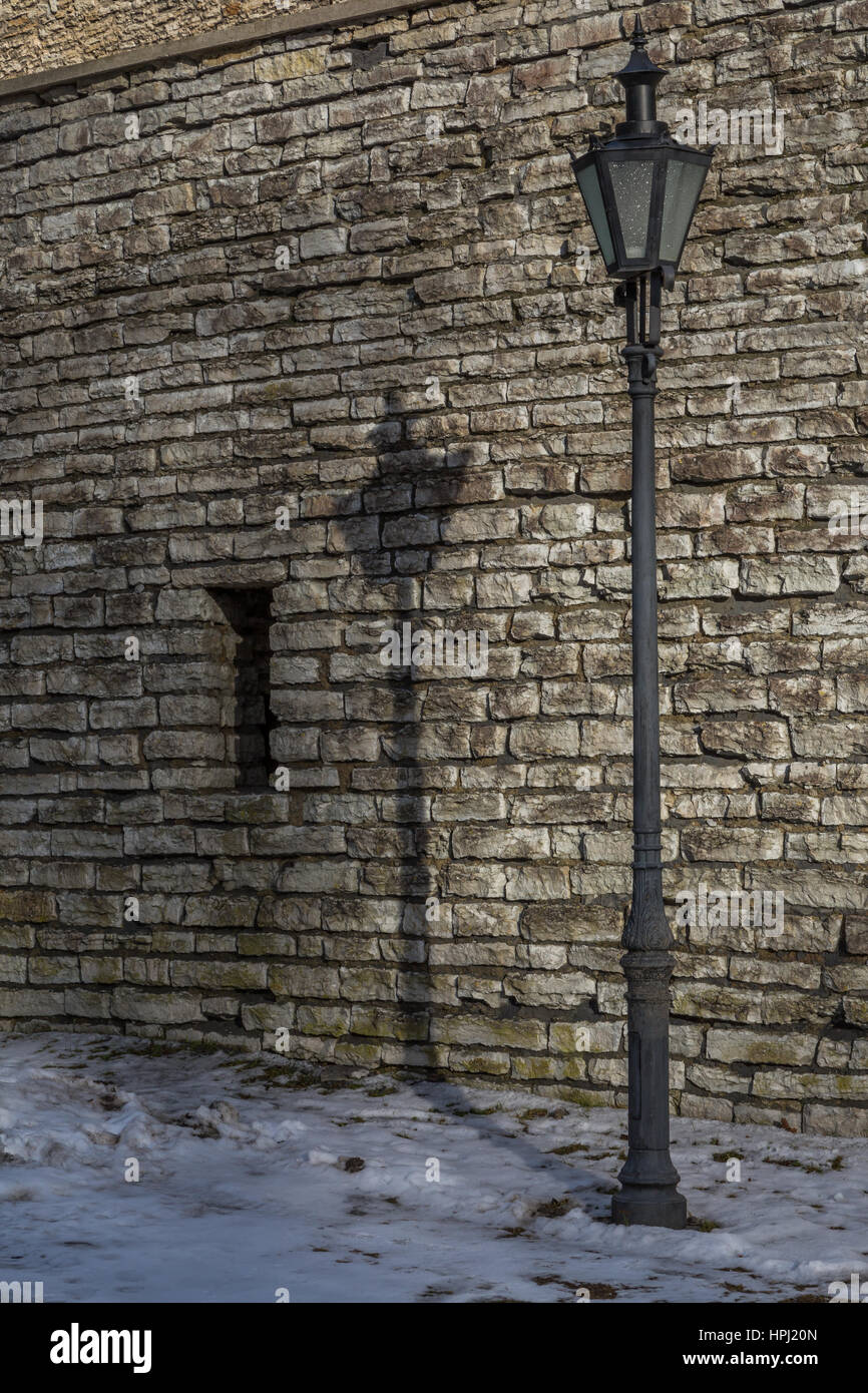 Laterne und Schatten In mittelalterliche Tallinn Stockfoto