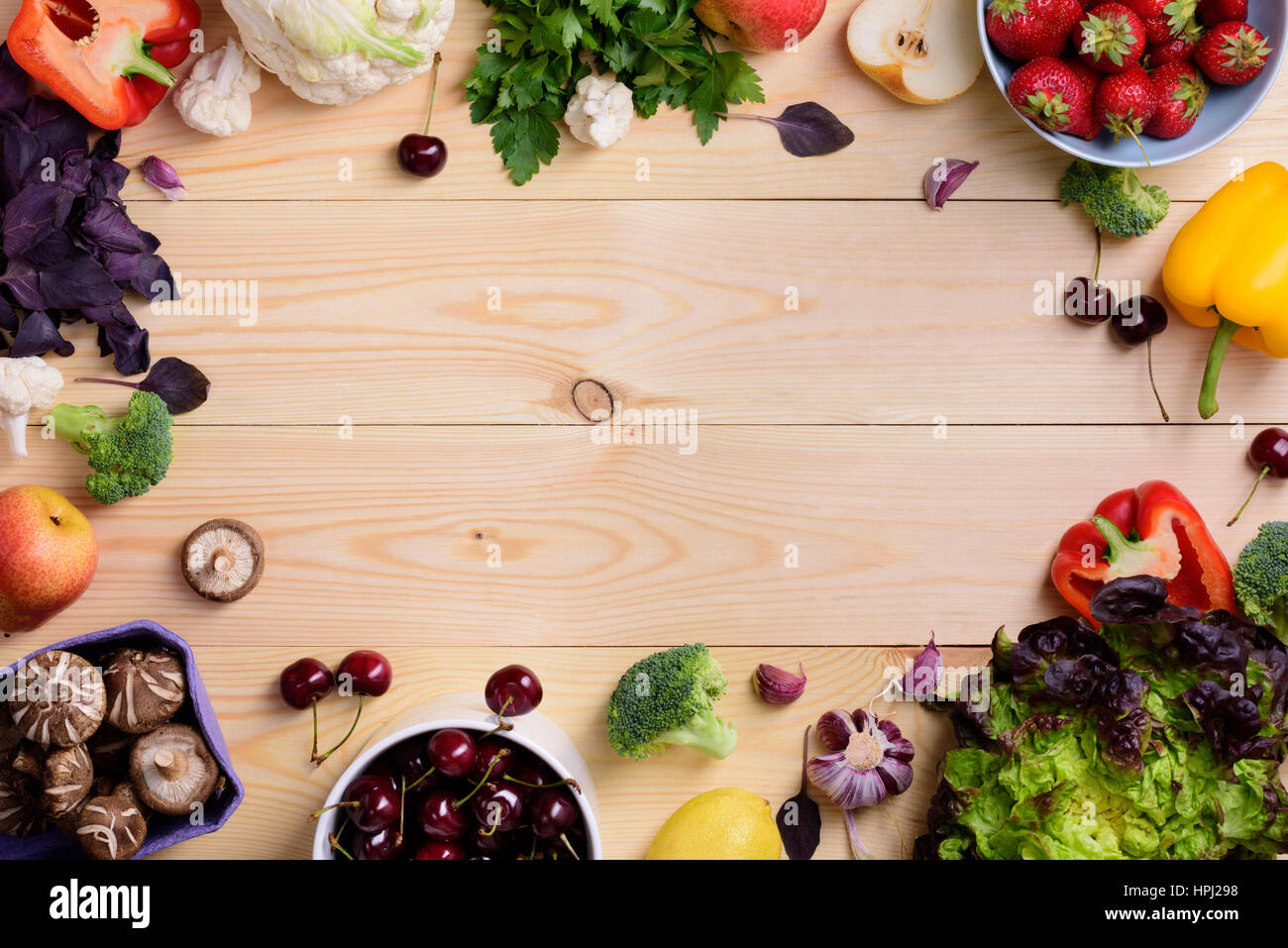 Obst und Gemüse essen-Hintergrund. Gesunde vegetarische Bio-Lebensmittel. Bauernmarkt Layout. Kopieren Sie Raum, Ansicht von oben. Stockfoto