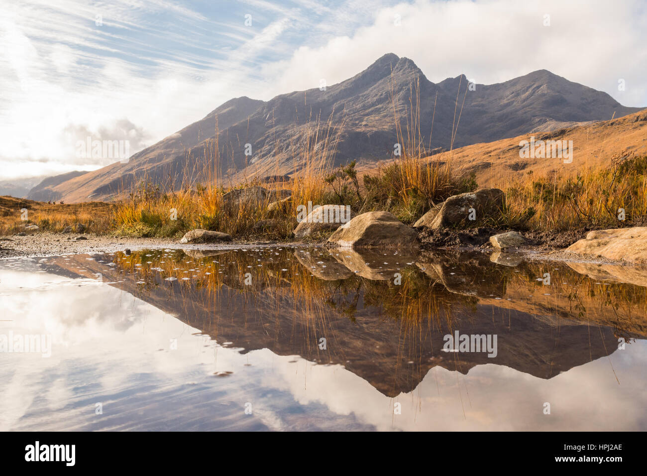 Die Cullins - Sgurr Nan Gillean, Glen Sligachan, Isle Of Skye, Schottland - spiegelt sich in der Pfütze auf Fußweg im Herbst - siehe auch Bild HG4GGP Stockfoto