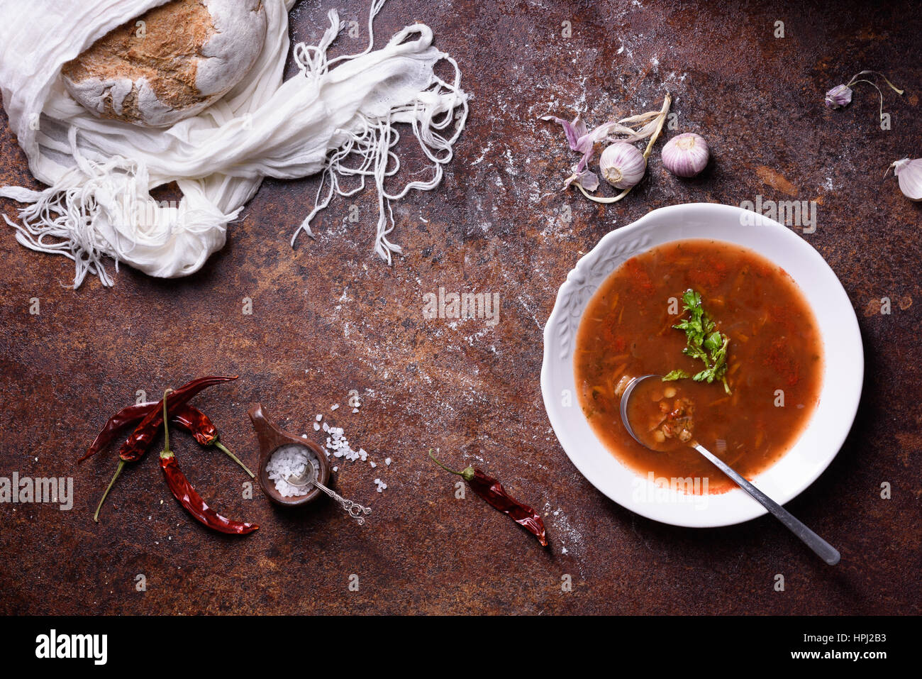 Würzige Tomatensuppe mit Kräutern und Vollkornbrot. Ansicht von oben ...