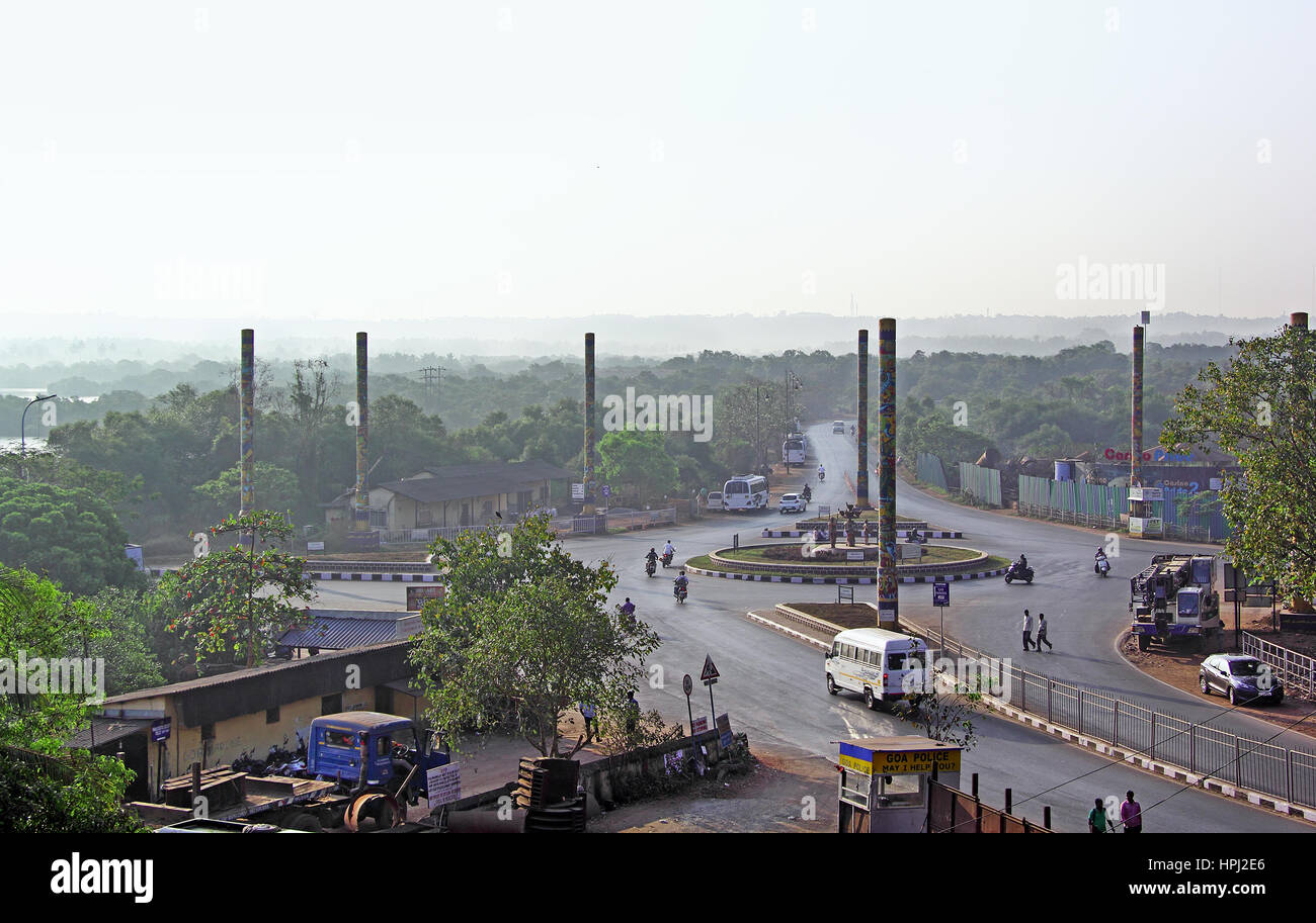 Divja Kreisverkehr in Panjim, Goa, Indien ist Haupteinstiegspunkt in Panjim Stadt. Freuen Sie sich auf neun Breda Säulen und Skulpturen Divja Stockfoto