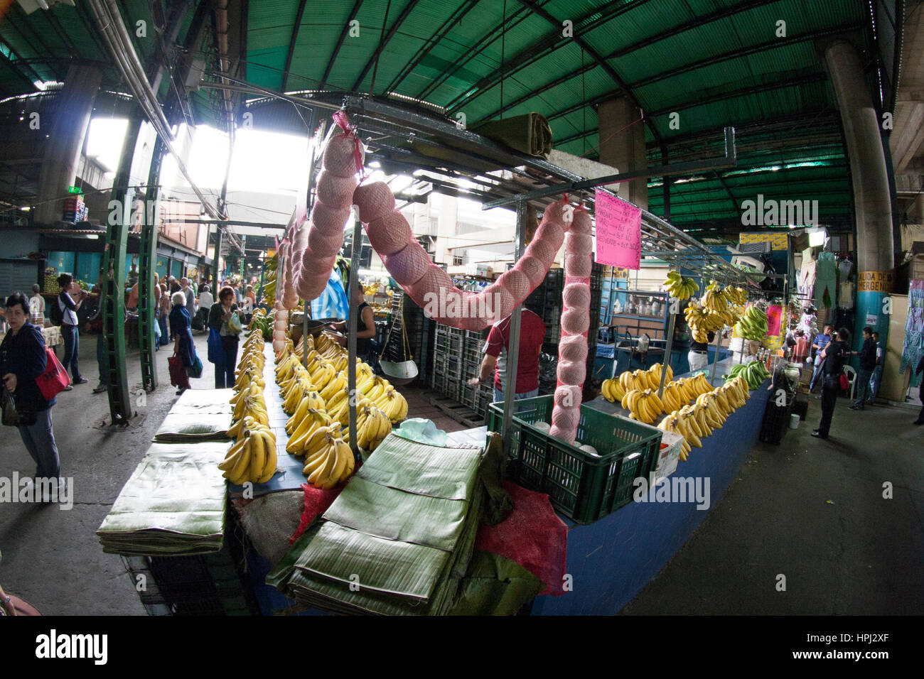 Dtto Hauptstadt Caracas/Venezuela - 04-02-2012: Bananen stehen in einem berühmten beliebten Markt Mercado de San Martín. Stockfoto