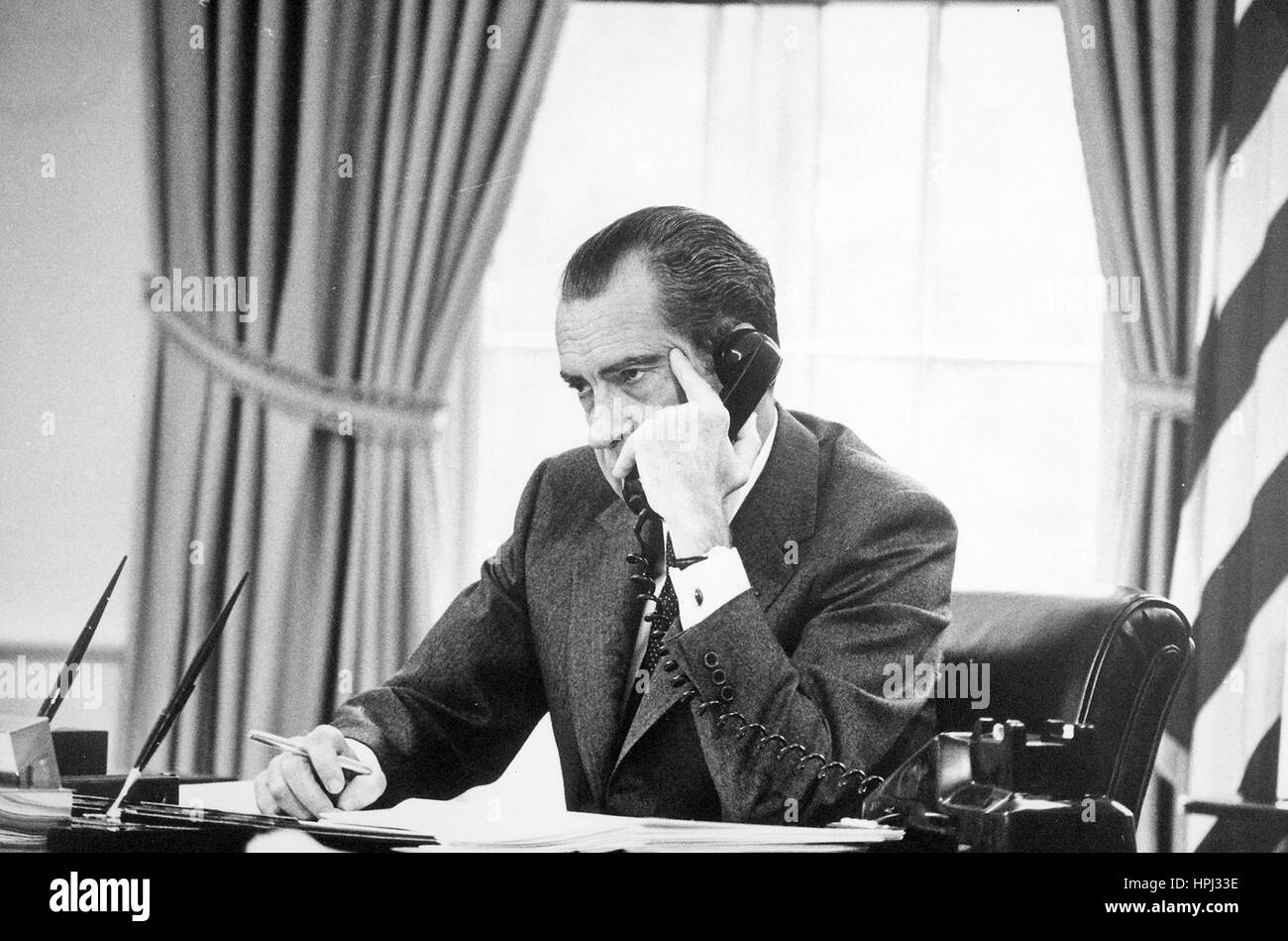 Präsident RICHARD NIXON (1913-1994) im Oval Office über 1974. Foto: White House offizielle Stockfoto
