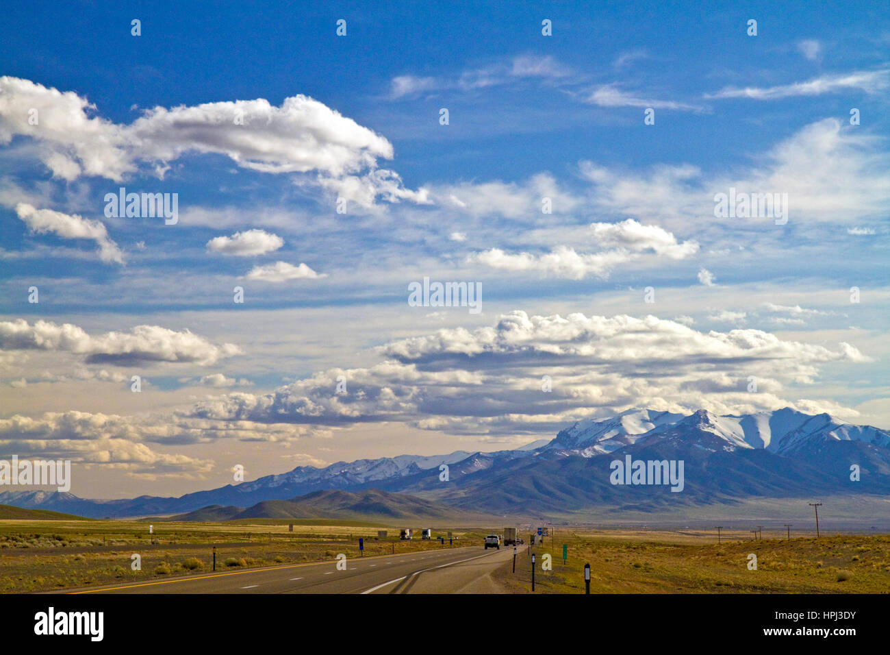 Wolken am Himmel über der hohen Wüste von Nevada westlich von Winnemucca entlang der Interstate 80, USA. Stockfoto