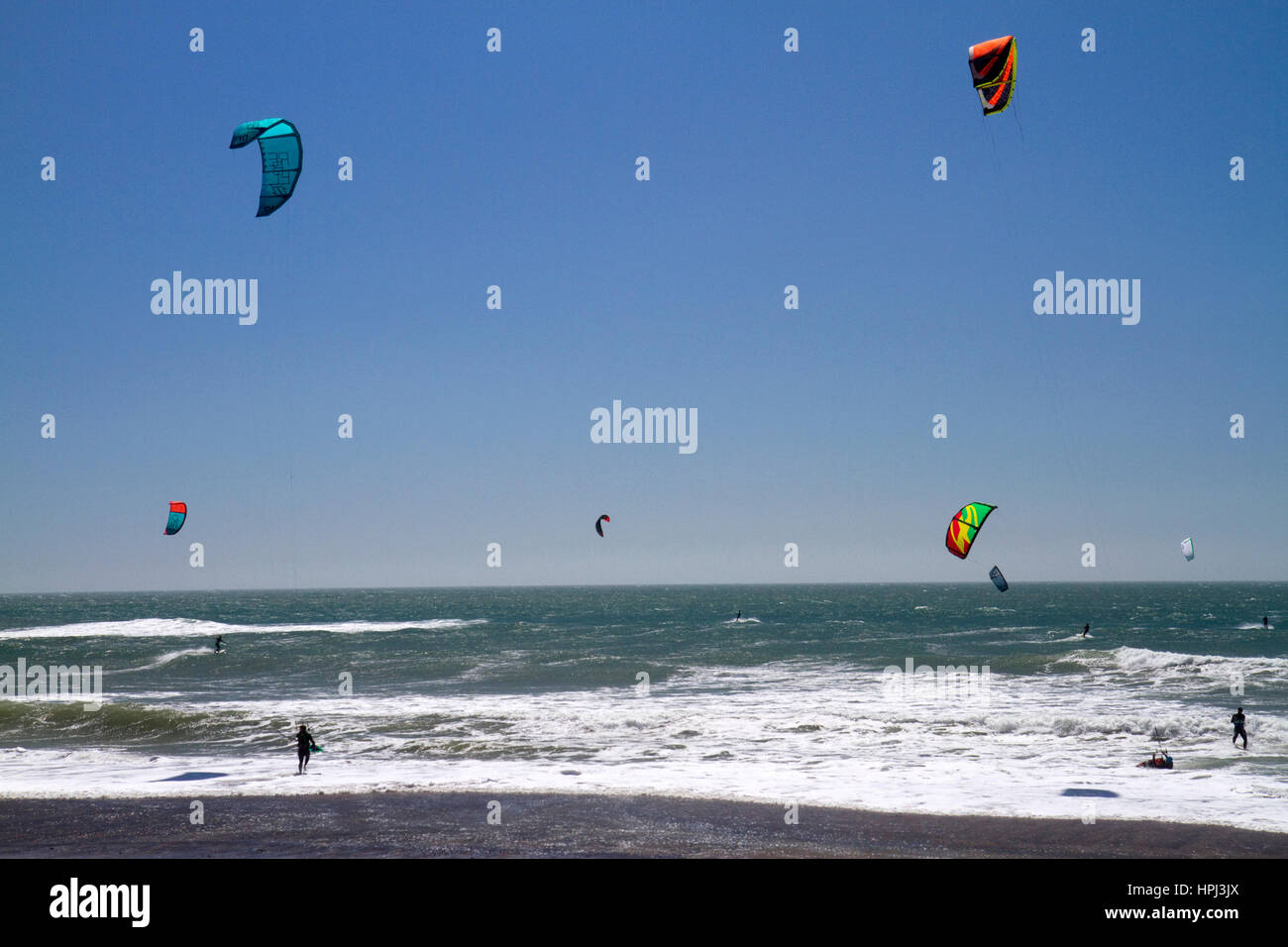 Kitesurfen in den Pazifischen Ozean entlang der Autobahn 1 in der Nähe von Santa Cruz, Californina, USA. Stockfoto