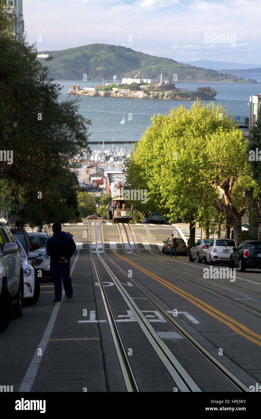 Cable Car Bahn an der Powell Street mit Blick auf Alcatraz in San Francisco, Kalifornien, USA. Stockfoto