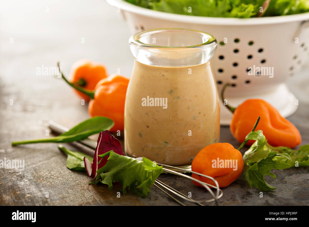 Sriracha Ranch Salatdressing mit Peperoni Stockfoto