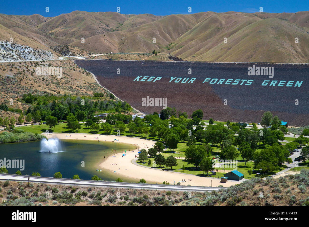 Gesicht der Lucky Peak Dam und Sandy Point Park auf der Boise River in der Nähe von Boise, Idaho, USA. Stockfoto
