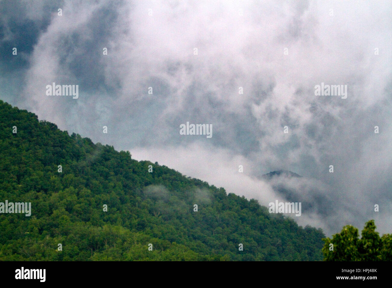 Gewitterwolken bauen über den Blue Ridge Mountains am Nantahala See, North Carolina, USA. Stockfoto
