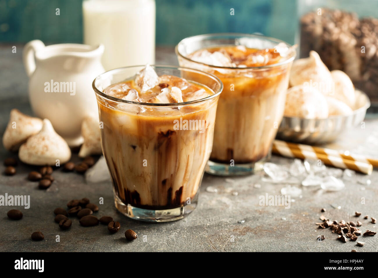 Eiskaffee mit Milch, Schokoladensirup und meringues Stockfotografie - Alamy