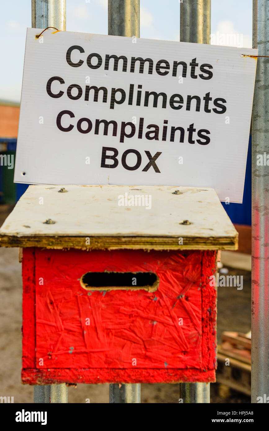 Kommentare, Lob und Beschwerden Kasten auf dem Zaun außerhalb eines Unternehmens. Stockfoto