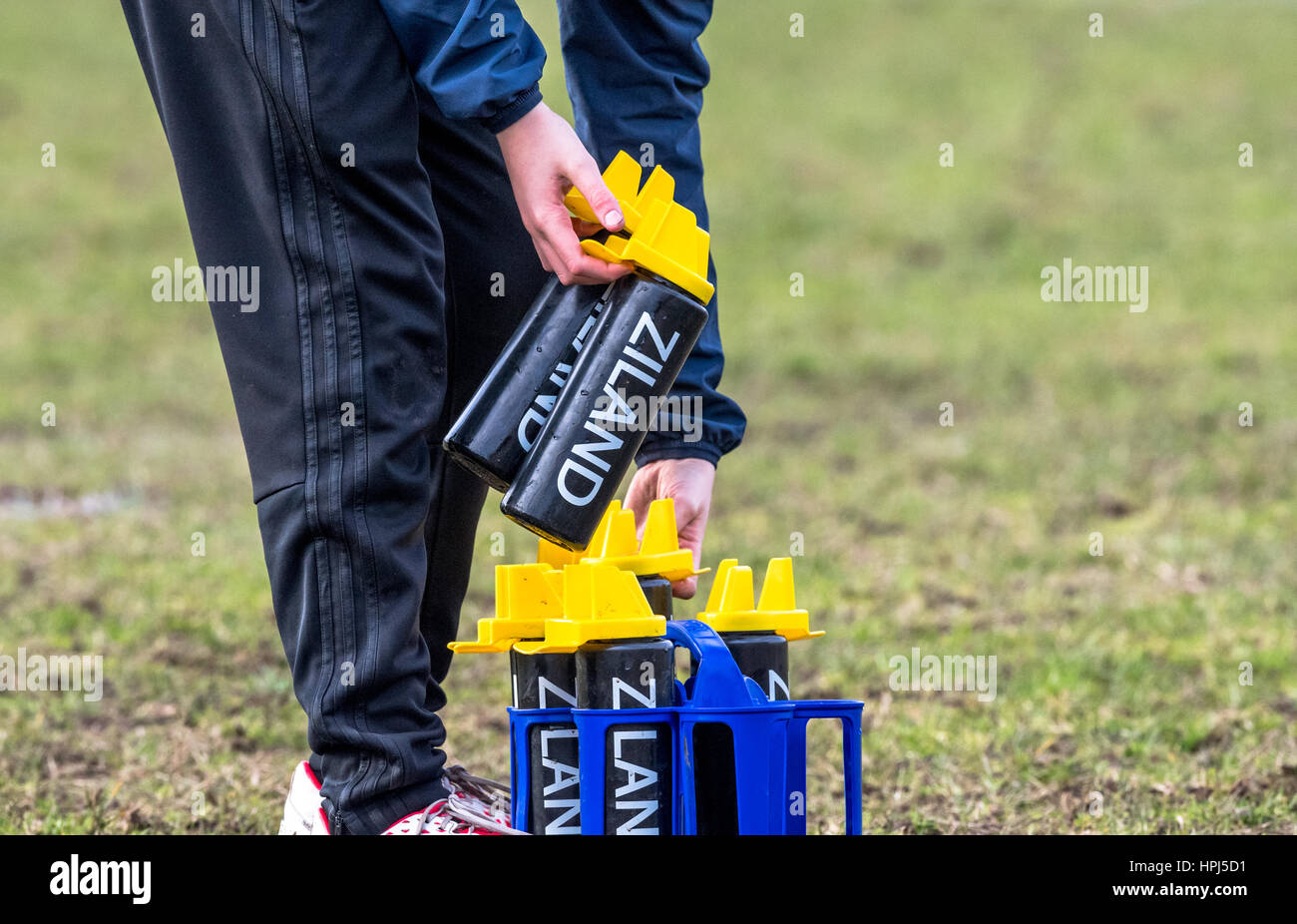 Rugby-Support-Team-Mitglied mit Wasserflaschen aus Ziland Stockfoto