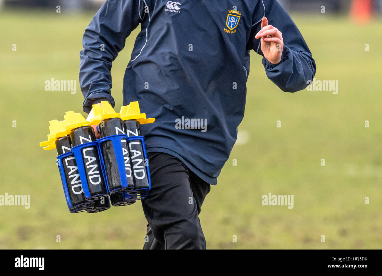 Rugby-Support-Team-Mitglied mit Wasserflaschen aus Ziland Stockfoto