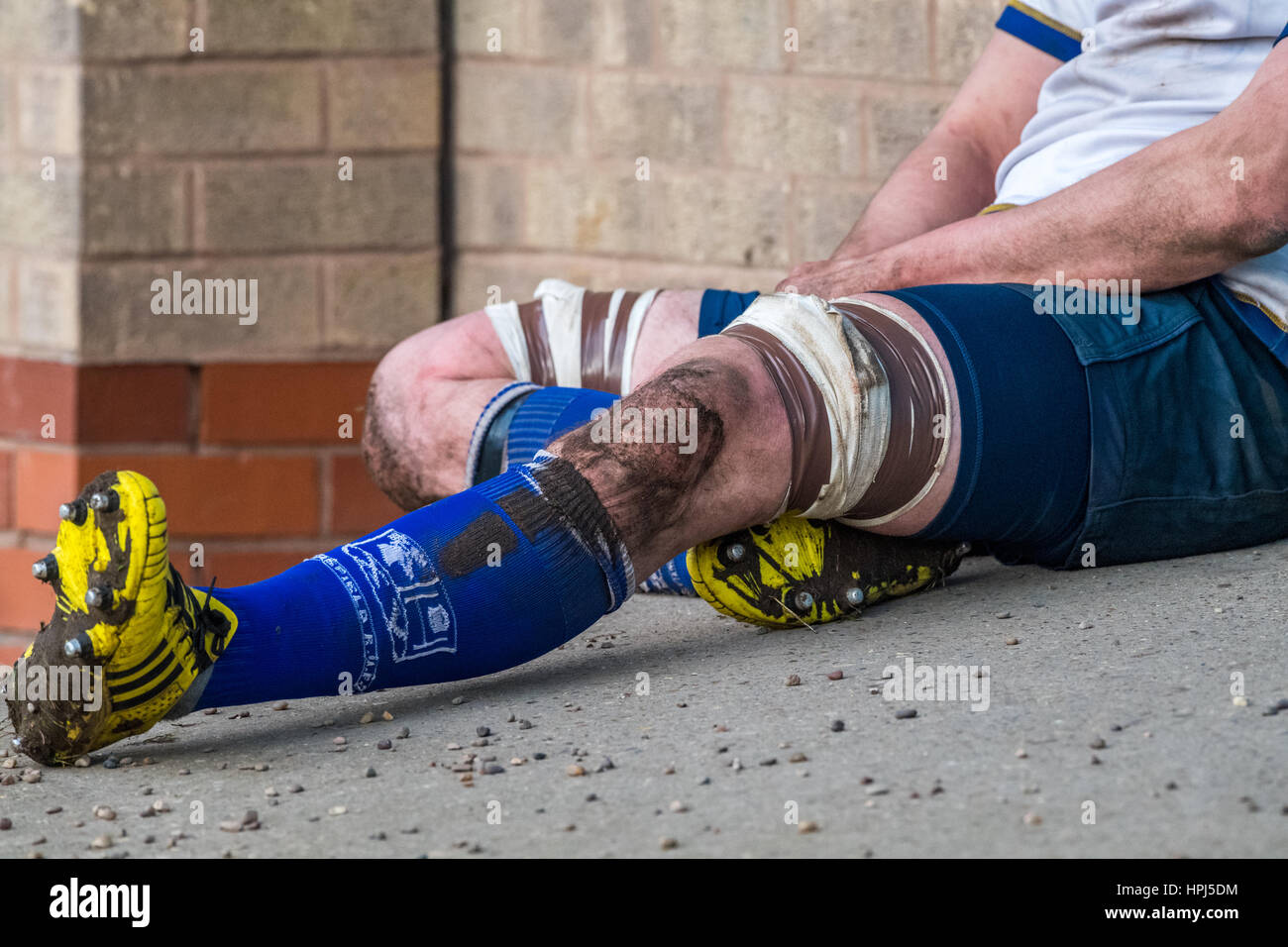 Rugby-union-Spieler ruht sein verletzte Bein bei einem Rugby-Spiel... Stockfoto