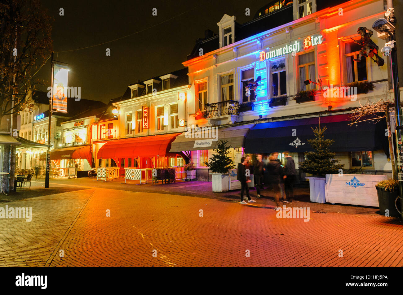 Menschen vor einer Bar in Eindhoven, Niederlande, in der Nacht. Stockfoto