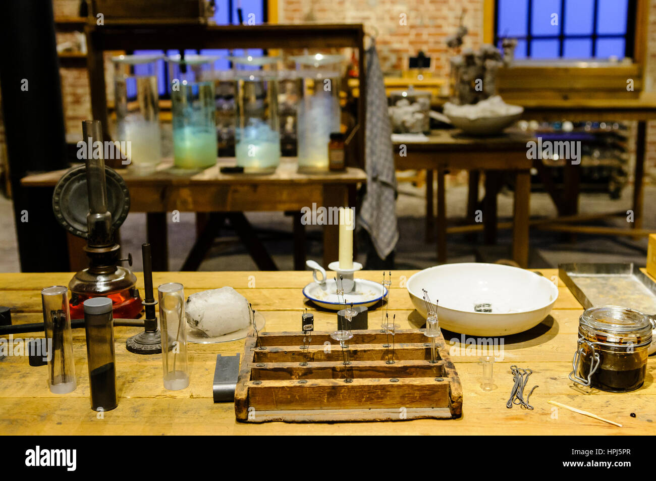 Experimentelle Glühbirnen auf einer Werkbank in der Glühbirne Labor, Philips Museum, Eindhoven Stockfoto