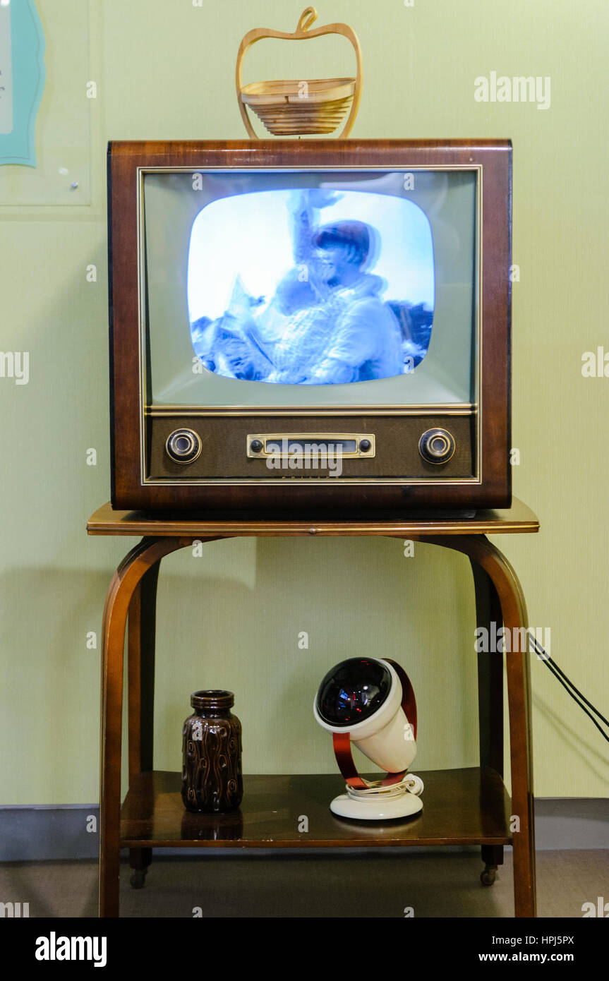 Schwarz / Weiß-Fernsehen in einem Wohnzimmer aus den 1950er Jahren. Stockfoto