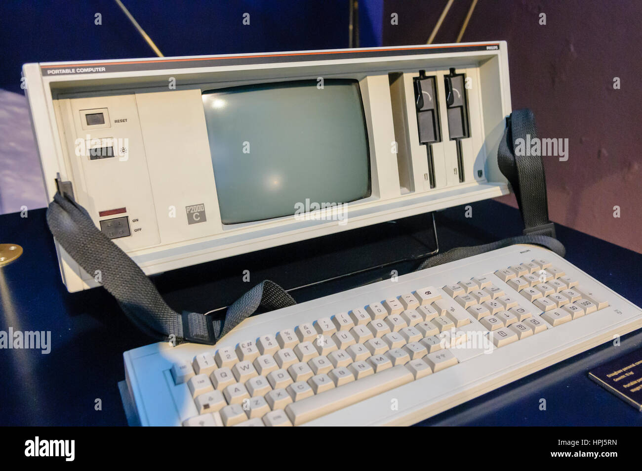 Philips P2000C tragbarer Personalcomputer, 1982 gestartet.  Konzipiert als ein CP/M Computer, lief es später MS-DOS. Stockfoto