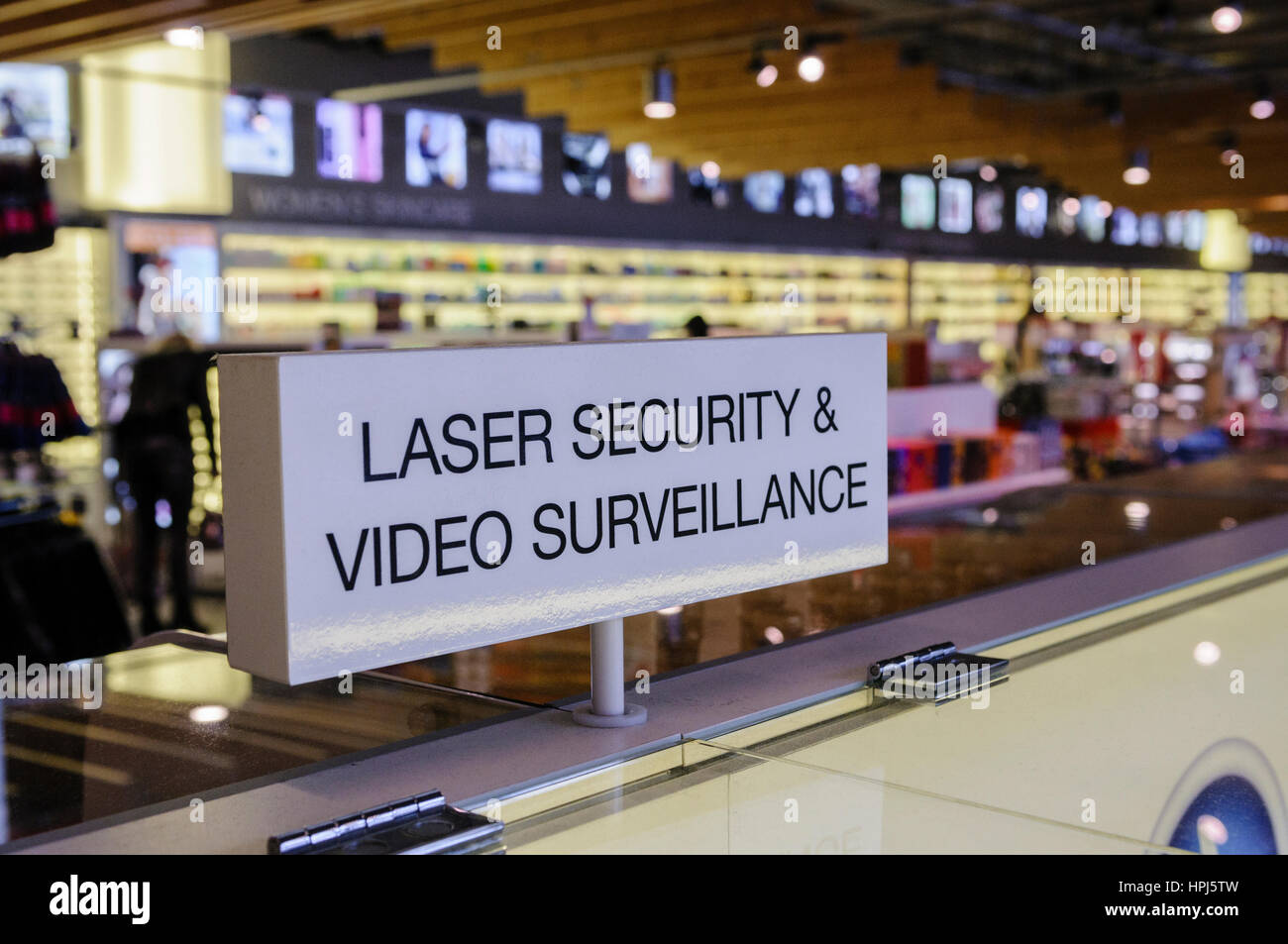 Schild an einer Duty free shop Warnung, dass Laser Sicherheit und Videoüberwachung an Ort und Stelle sind. Stockfoto