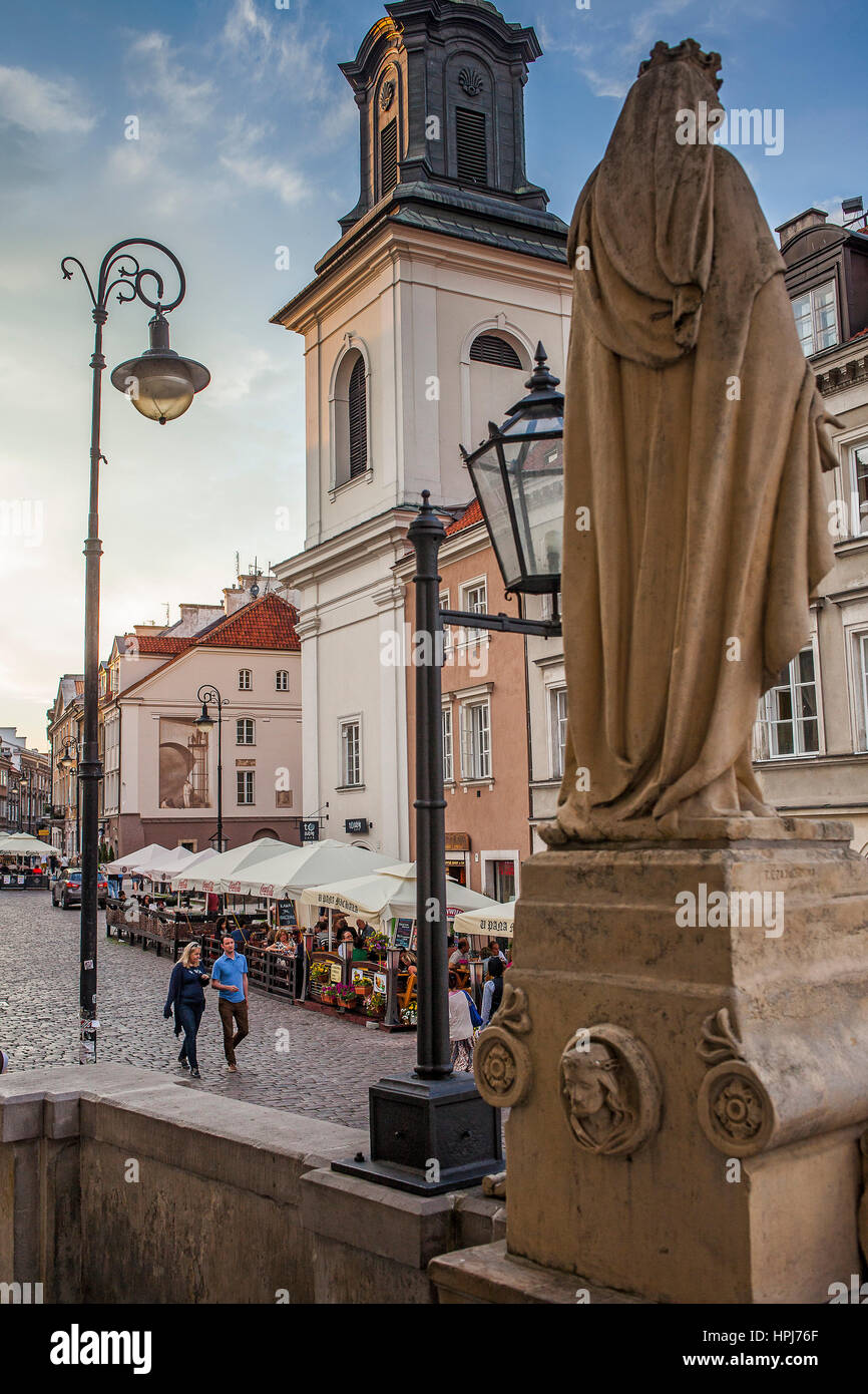 Freta Straße aus die heilige Kirche in kollektiven, im Hintergrund Glockenturm der St. Jack´s Kirche, Warschau, Polen Stockfoto