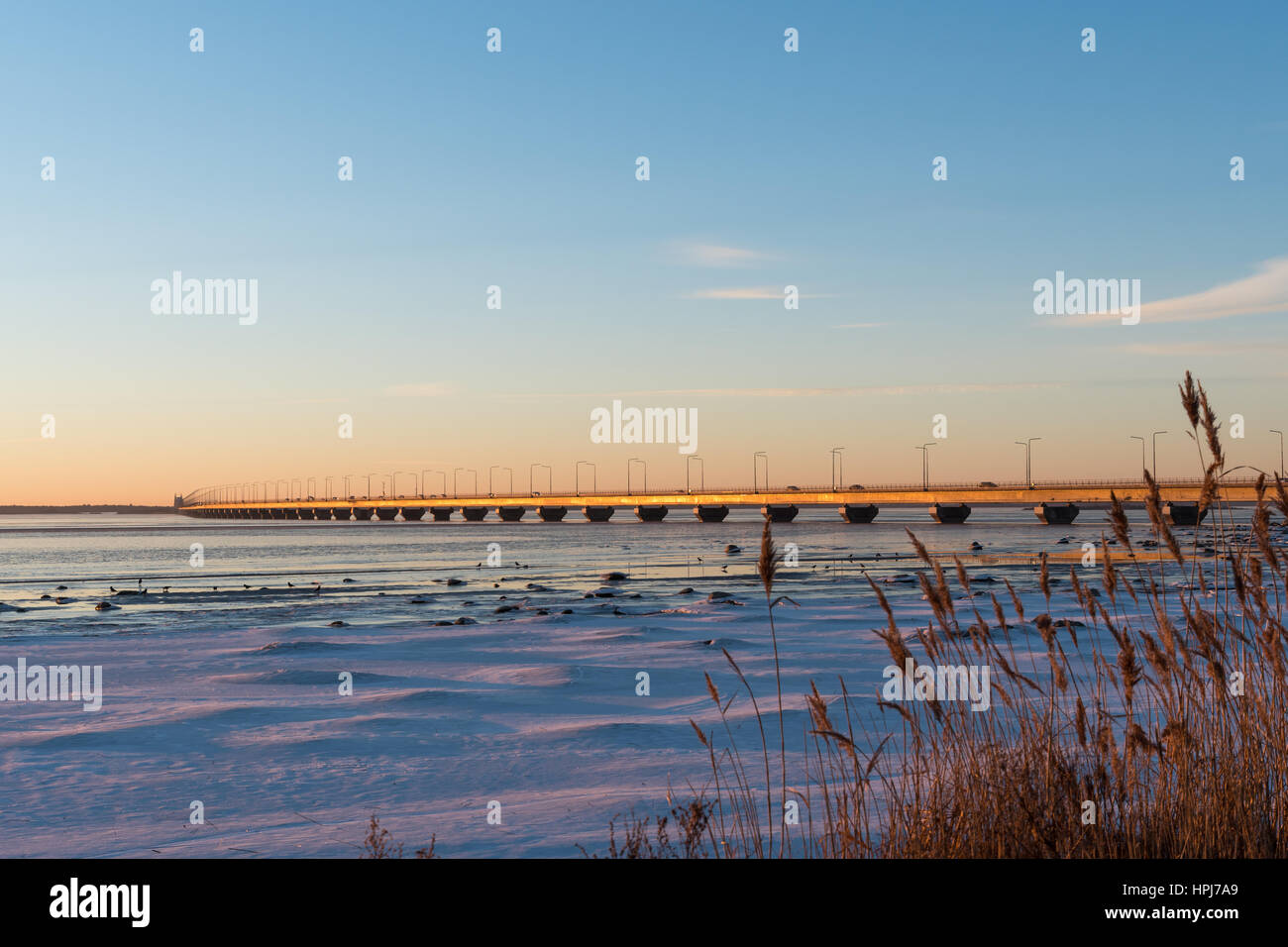 Winter-Blick von der Insel Öland in der schwedischen Wahrzeichen der Öland-Brücke Stockfoto
