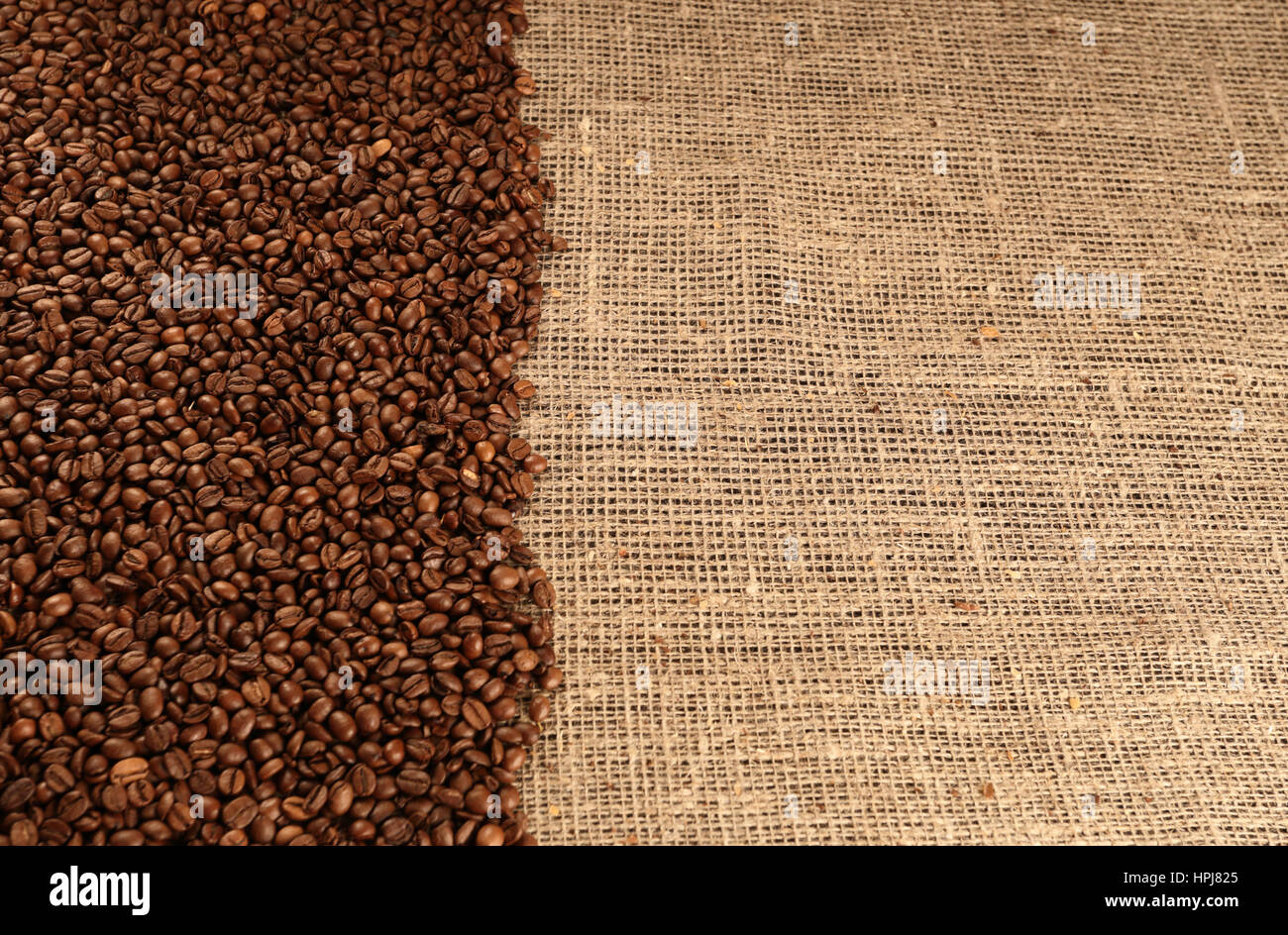 Kaffeebohnen-Hintergrund mit braune Tasche Stockfoto