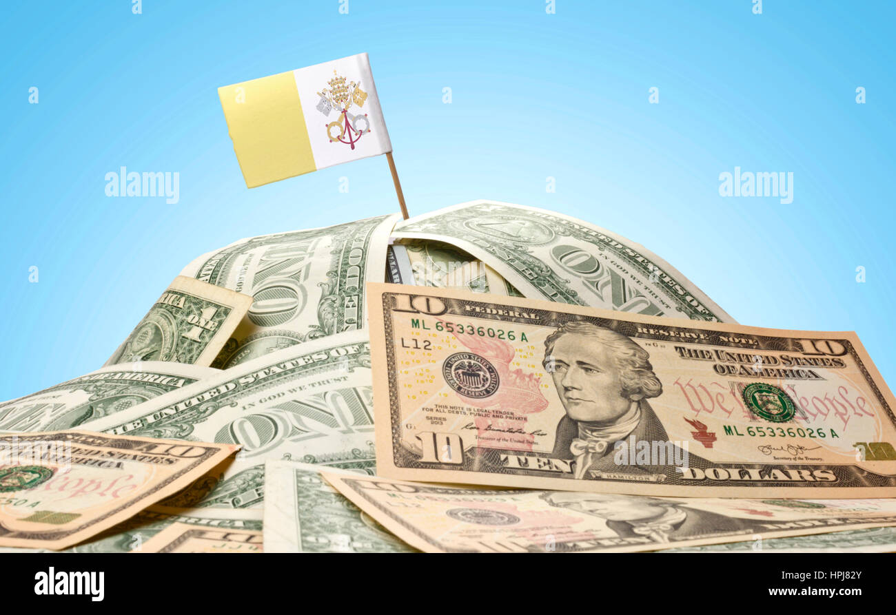 Die nationale Flagge der Vatikanstadt kleben in einem Haufen von US-Dollar. (Serie) Stockfoto