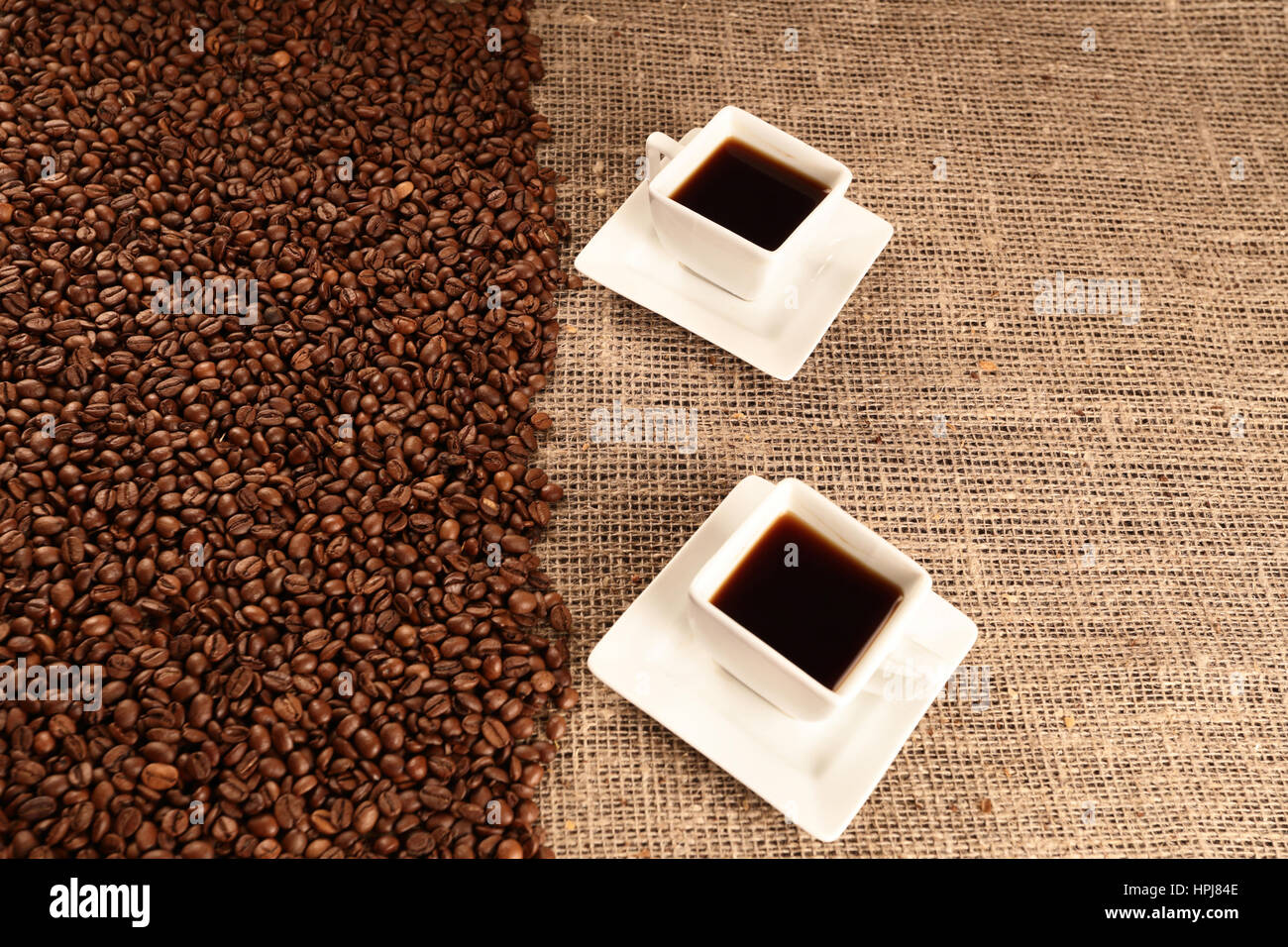 Kaffeebohnen-Hintergrund auf dunkle braune Tasche Hintergrund Stockfoto