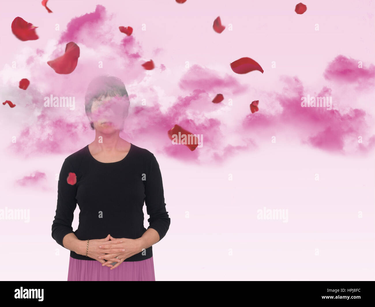 Frau genießen Duft von Rosen und Blütenblätter. Zarte Pastelltöne, rosa und rot. Well-being, Lebenskonzept. Stockfoto