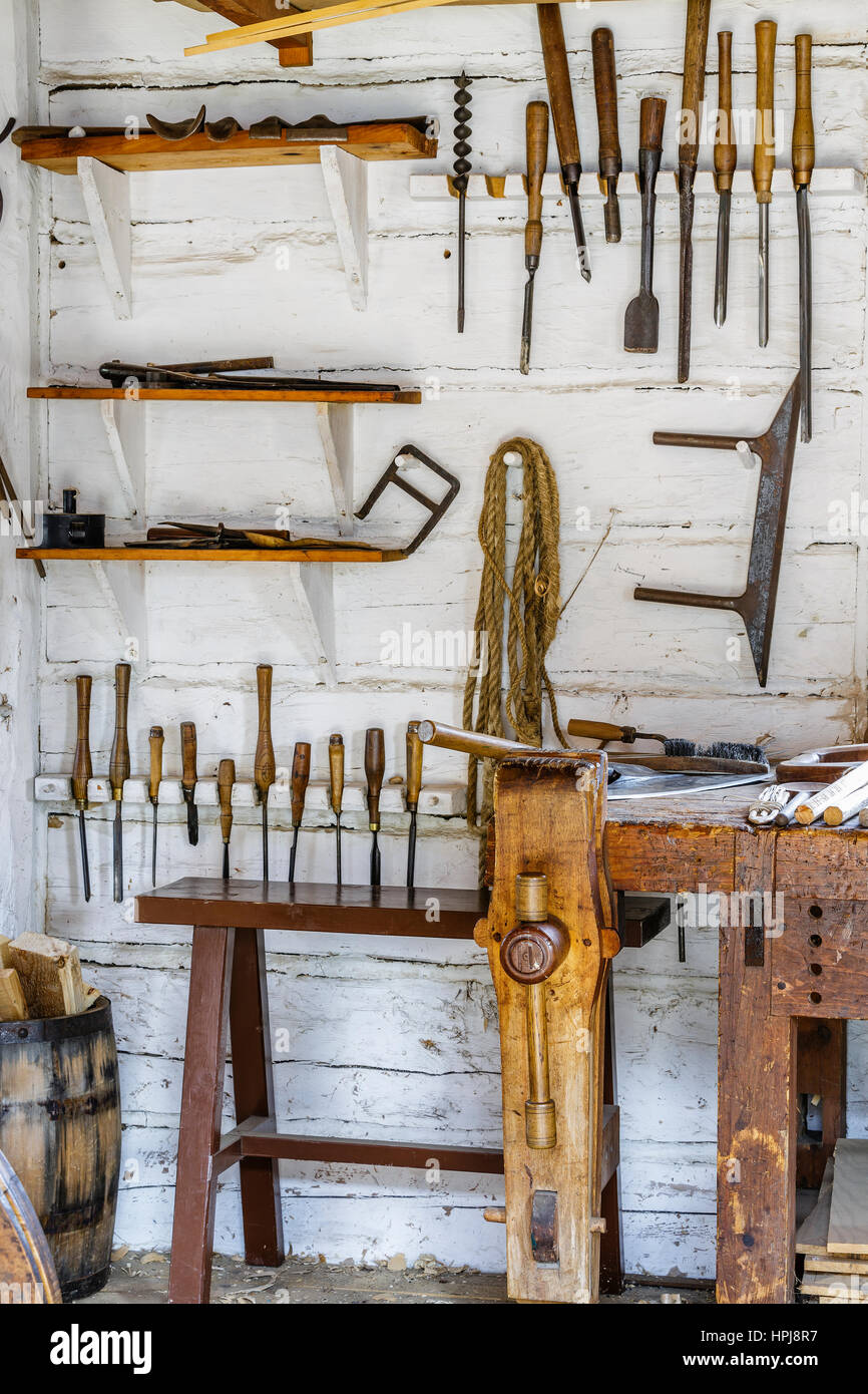 Vintage Zimmerhandwerk-werkzeuge hängen an der Wand. Stockfoto