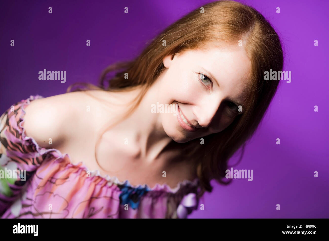 Model Release, Frau anziehend Mit Roetlichen Haaren Im Portrait - attraktive Frau mit roten Haaren Stockfoto