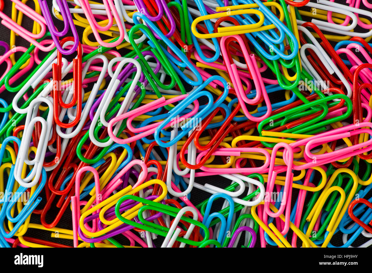 Farbige Büroklammern Stockfoto