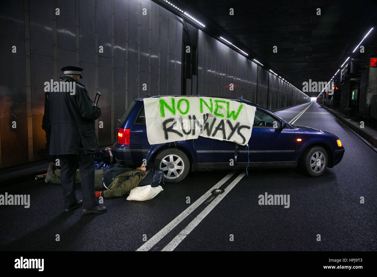 Drei aufsteigen! Aktivisten haben die Hauptzufahrtsstraße in Heathrow Terminals 1, 2 und 3, blockiert, durch Verkettung sich auf ein Fahrzeug in Protest agai Stockfoto