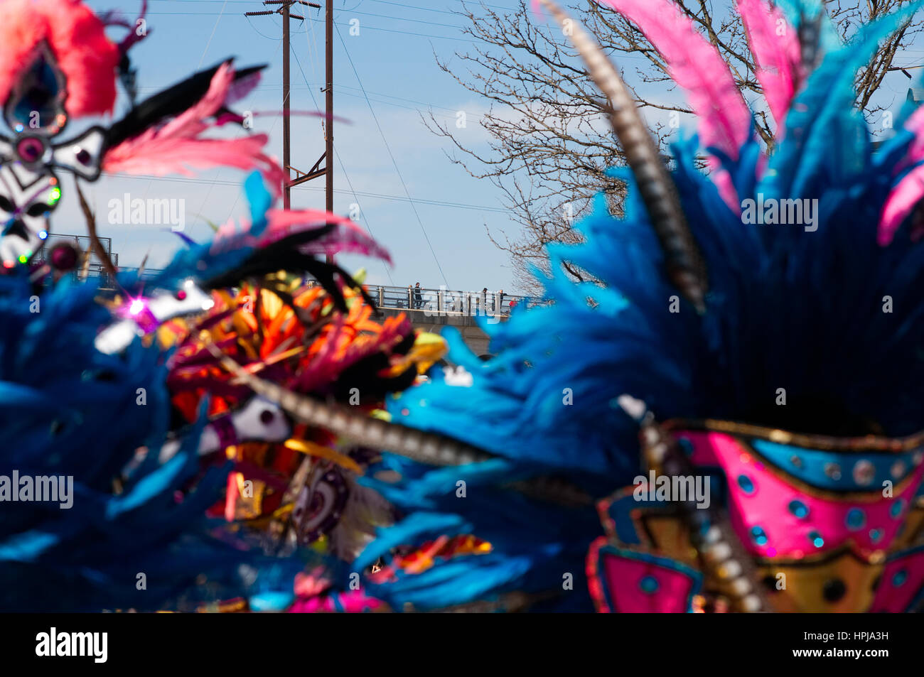 Zuschauer beobachten die Fastnacht Mummer Parade Marsch von auf Manayunks Main Street im Nordwesten Philadelphia, PA, am 18. Februar 2017 Stockfoto