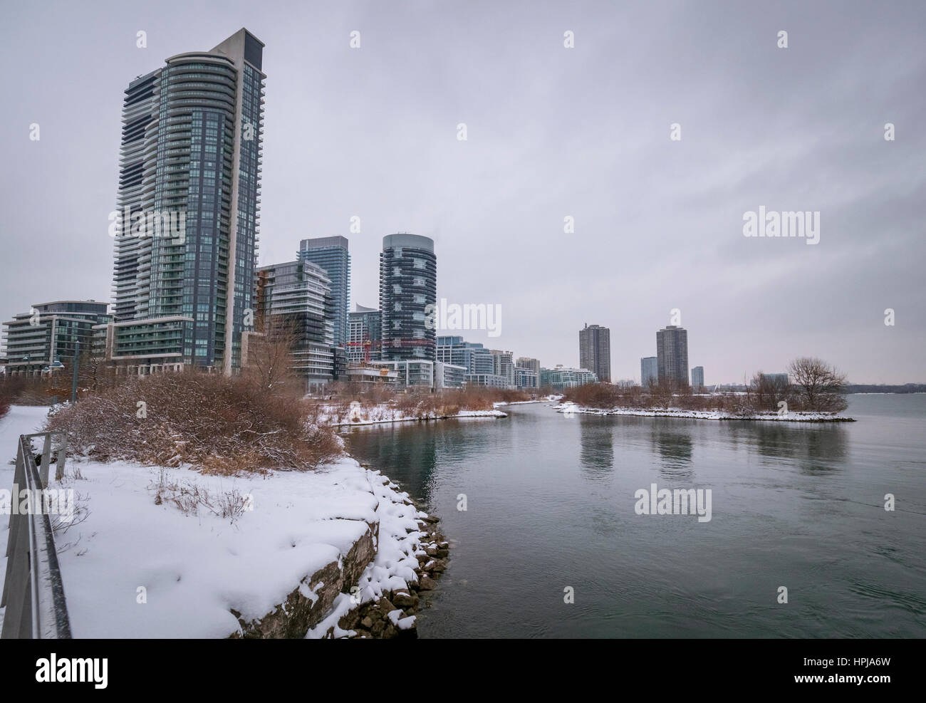 Mimico Lake Shore Blvd W in Toronto Ontario im Schnee. Eine kleine Skyline auf eigene laufende durch Eigentumswohnungen Entwicklung in jüngster Zeit. Stockfoto