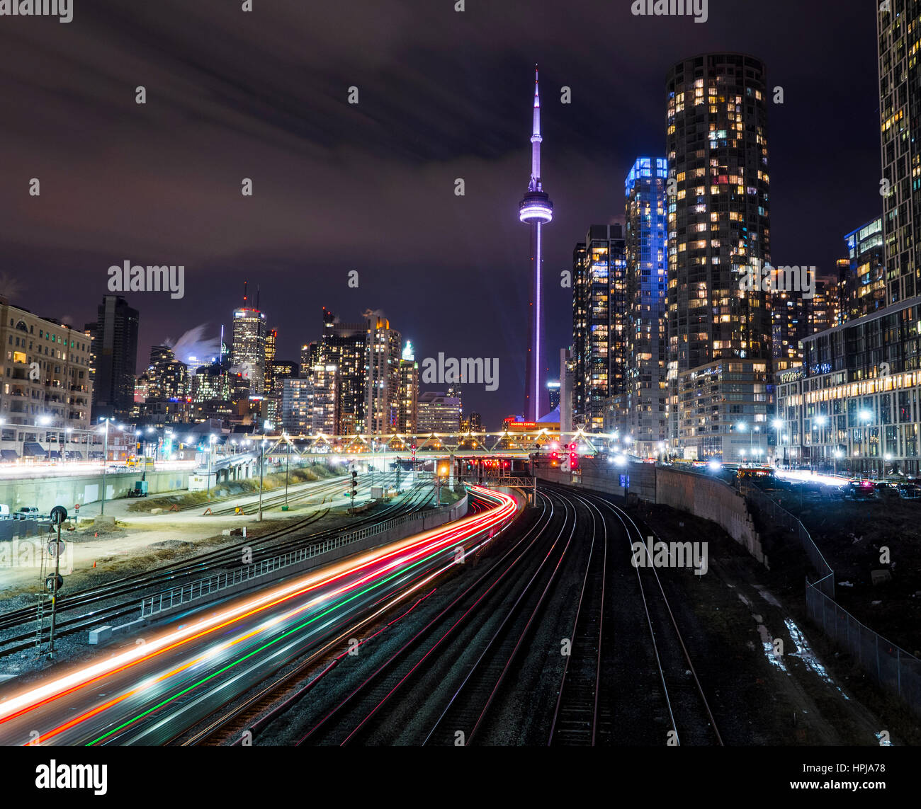 Toronto Skyline von Bathurst St. zeigen Spuren der Lichter gebildet von National Rail (lange Exposition Schuss) Stockfoto