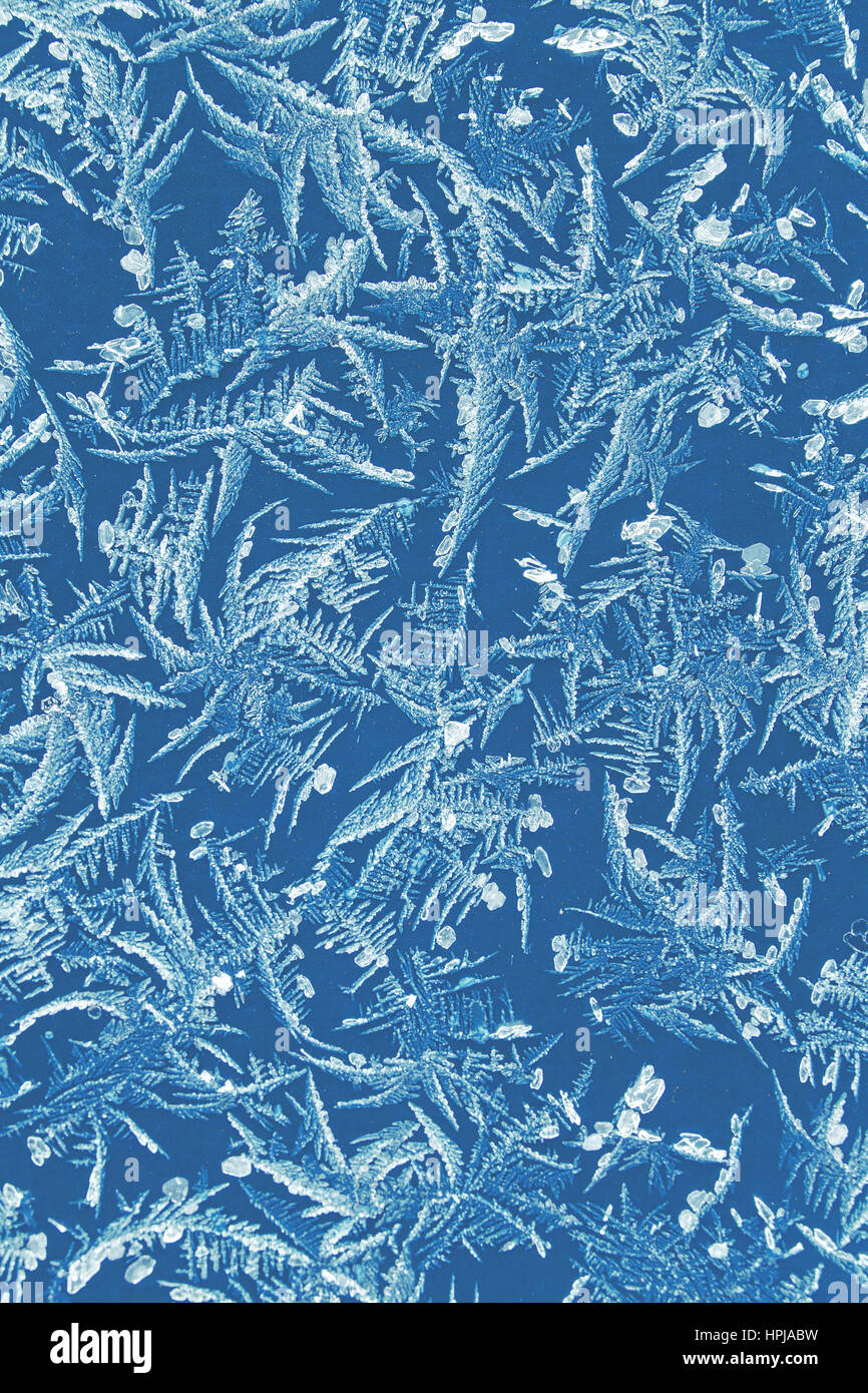 Frost Textur Winter Ornament auf blau Metallic. Milchglas-Fenster Stockfoto