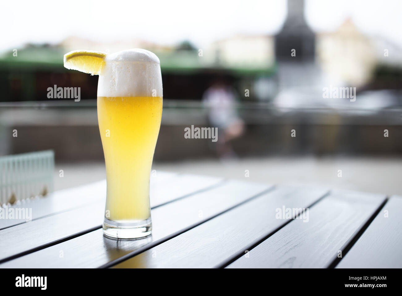 Glas Weißbier mit Zitronenscheibe auf einem Tisch im Freien in Minsk, Weißrussland Stockfoto