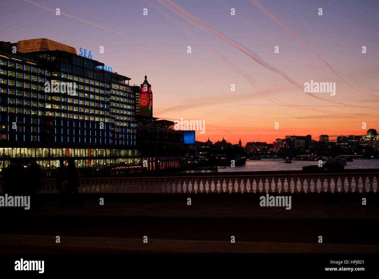 Blick auf den Fluss Themse London Sonnenuntergang von der Blackfriars Bridge mit Containern Seehaus und Oxo Tower Stockfoto