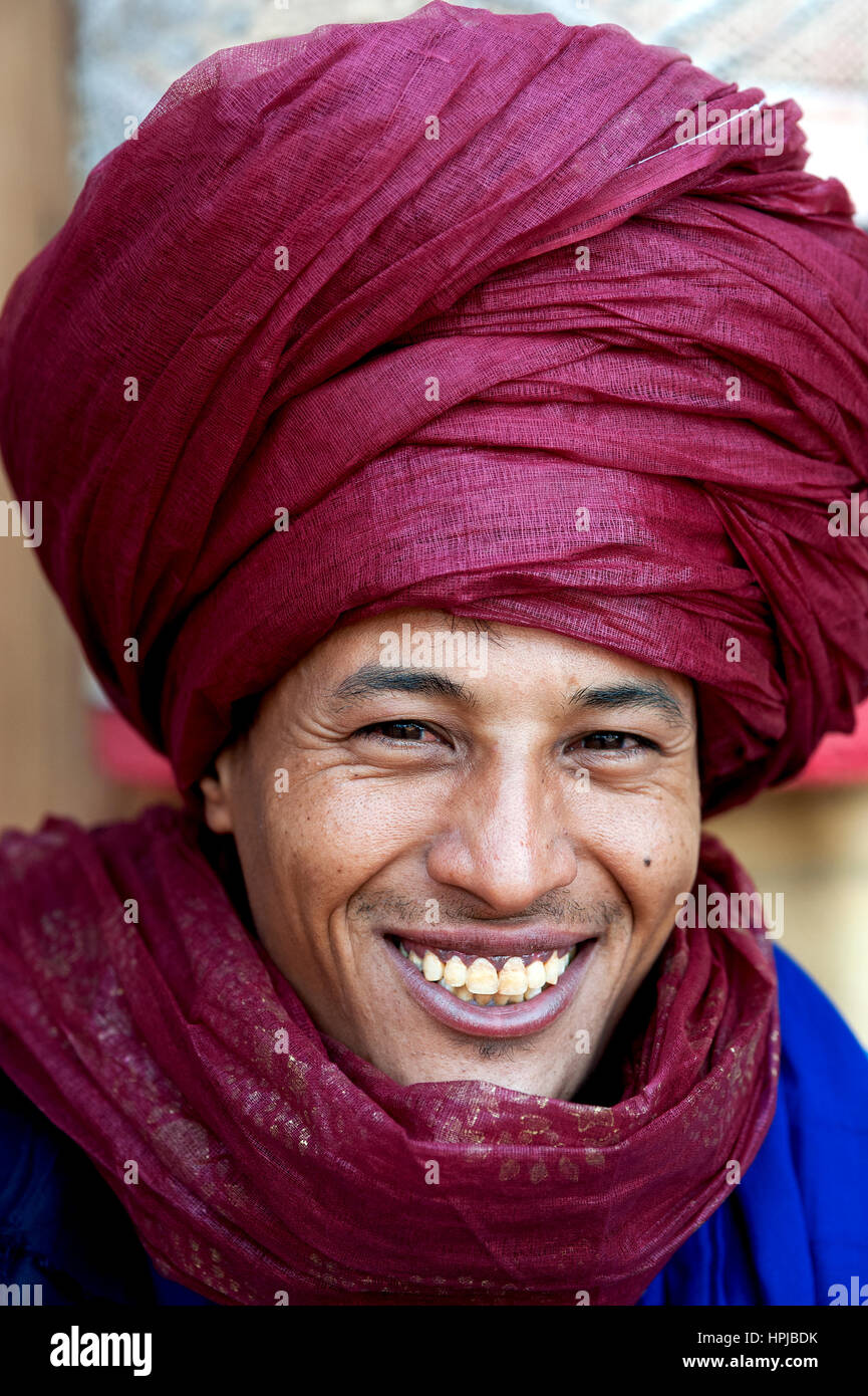 Porträt eines BeduinenNomaden mit roten Turban und Lächeln verkauft
