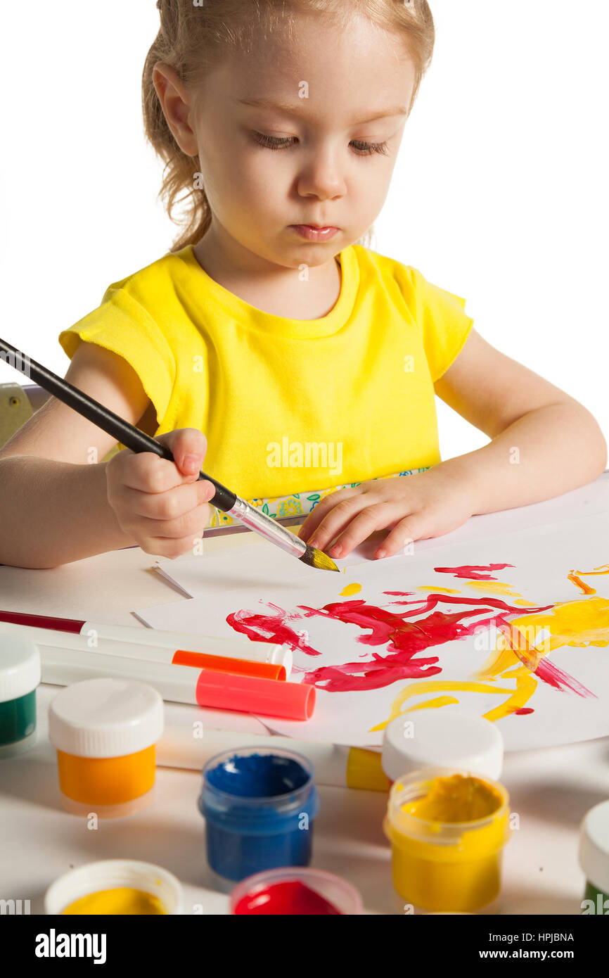 Kleine süße Mädchen macht Malerei während der Lehre der Kunst, auf weißem Hintergrund Stockfoto