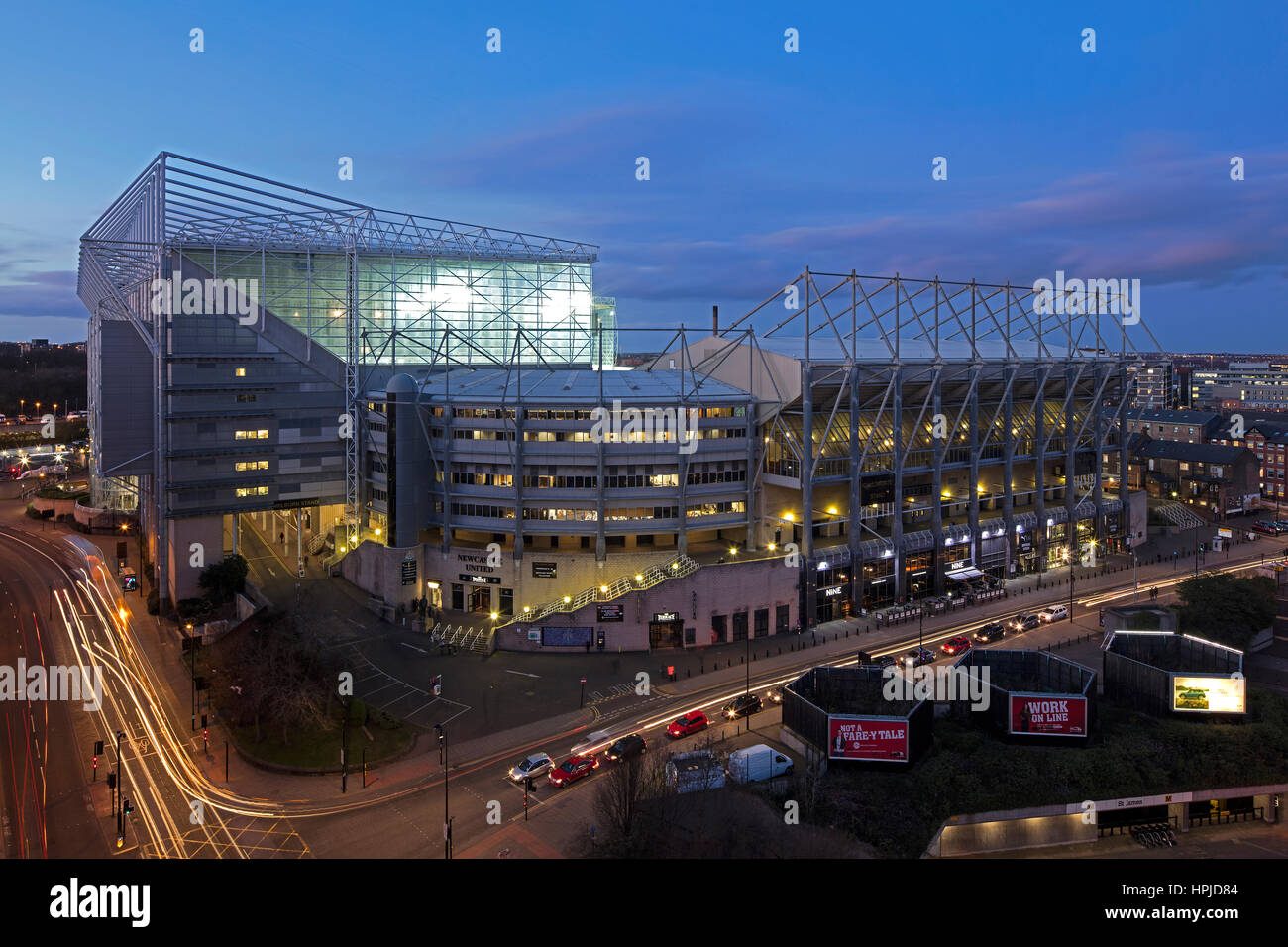 Abenddämmerung Blick auf St James' Park Fußballstadion in Newcastle Upon Tyne, Tyne and Wear, England, Vereinigtes Königreich, Europa Stockfoto