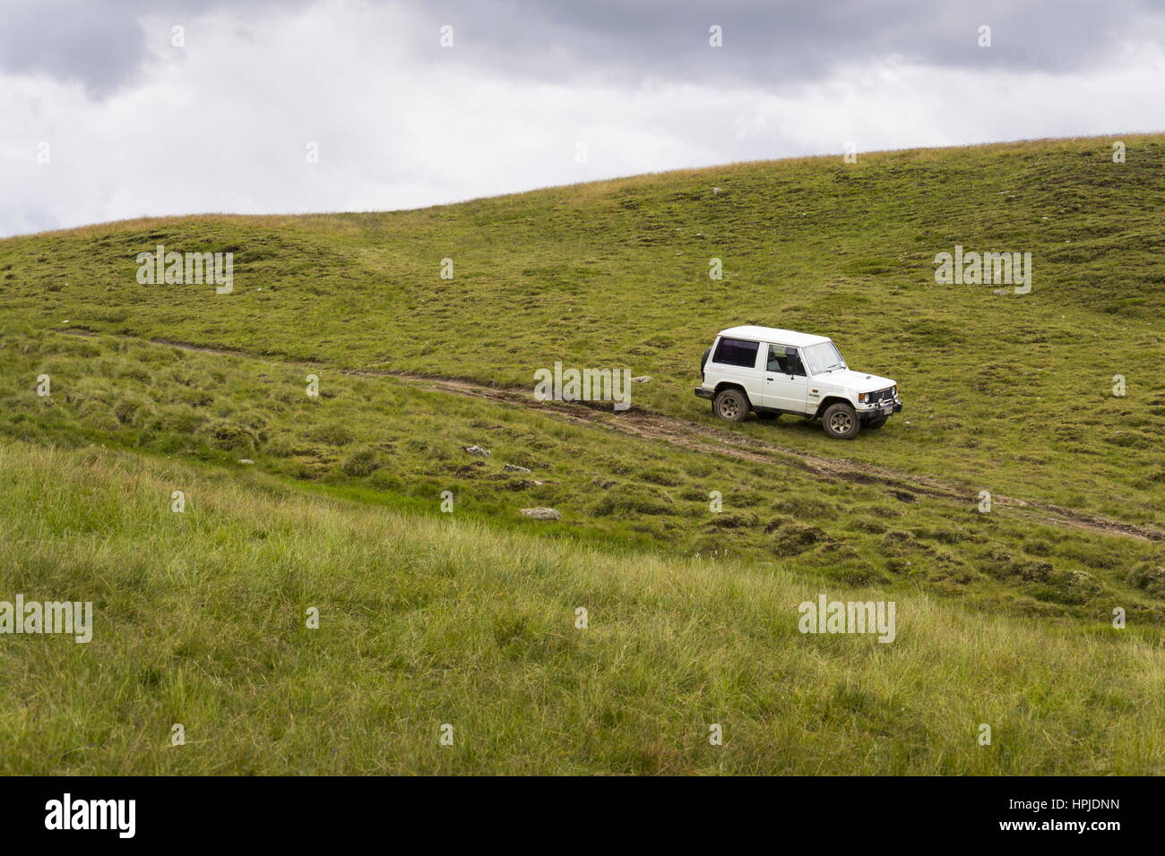 LIVIGNO, Italien - 2. AUGUST: Alten Mitsubishi Pajero steht auf Bergstraße auf 2. August 2016 in Livigno, Italien. Stockfoto