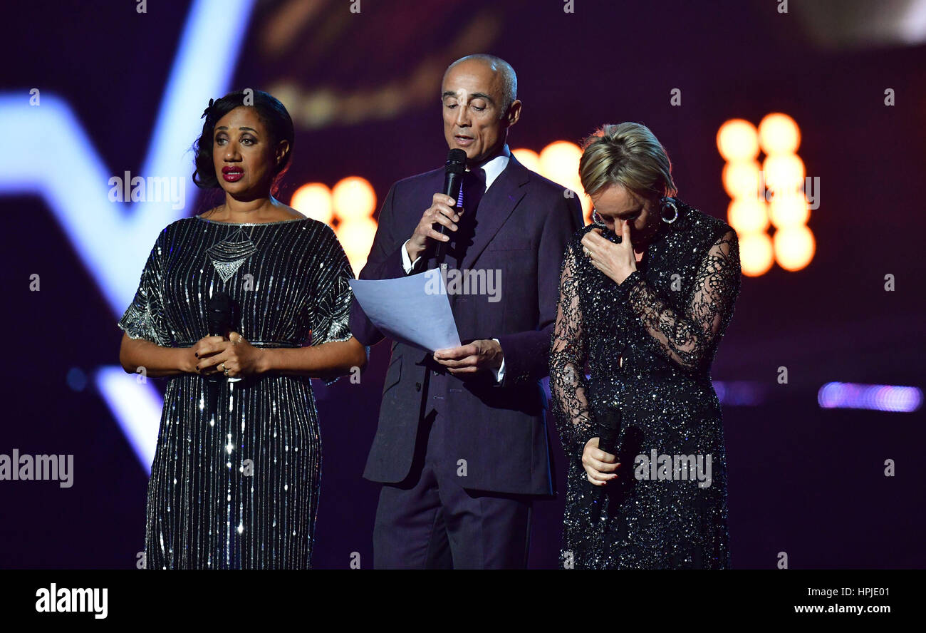 Helen Pepsi DeMacque, Andrew Ridgeley und Shirley Holliman geben eine Hommage an George Michael bei den Brit Awards in der O2 Arena, London auf der Bühne. Stockfoto